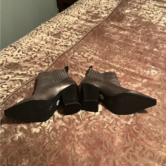Kenneth Cole size 7 metallic booties never worn - Picture 2 of 4